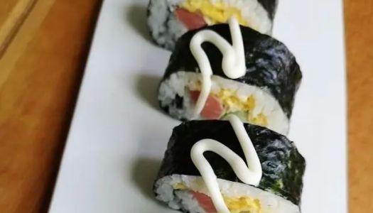 Make a simple and delicious sushi roll 