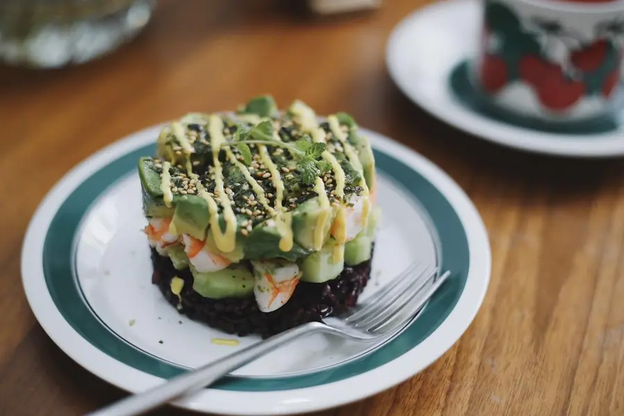 Avocado and prawn sushi tower 