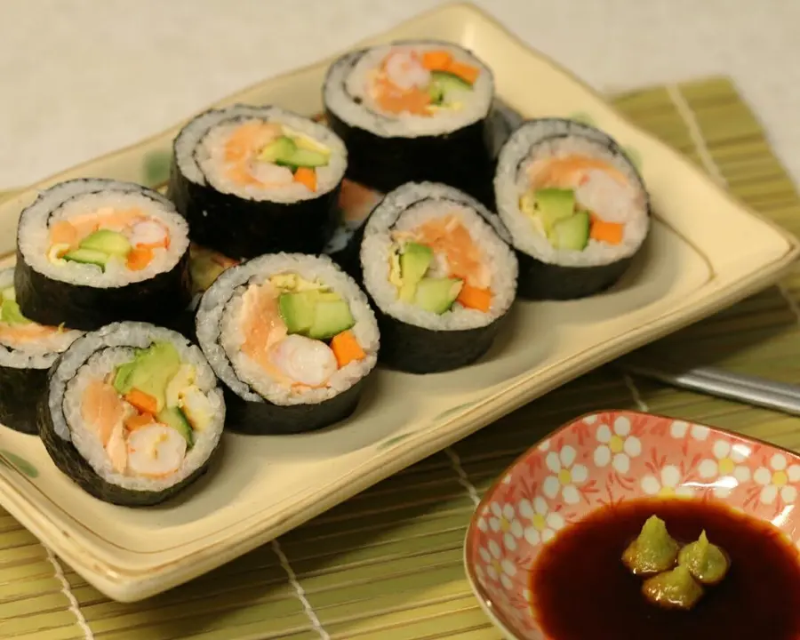 Salmon and Avocado Sushi Roll (Smoked Salmon Sushi Sandwich Rice Ball)