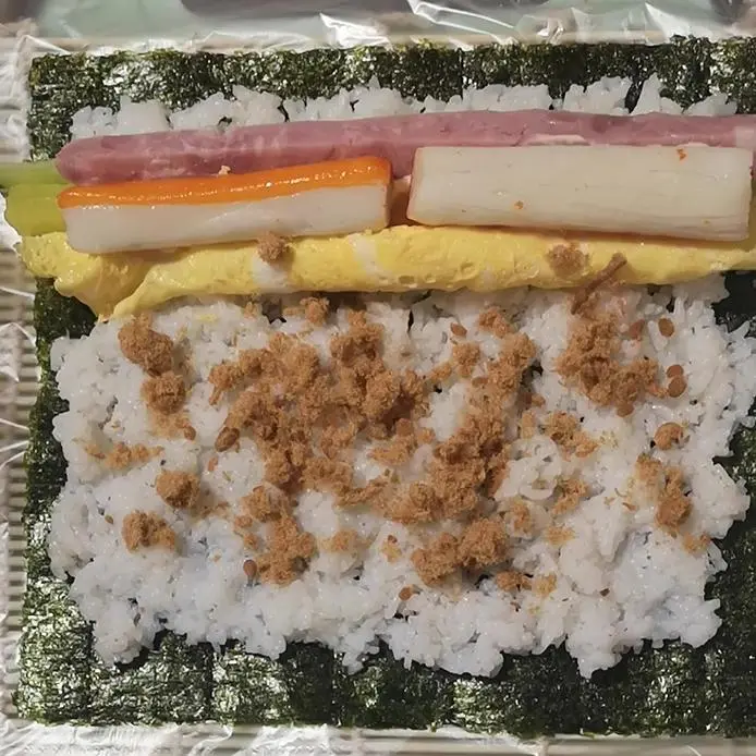 Sushi / nori roll (there is a video of the roll method) step 0