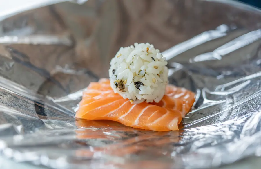 A bite of a small cute  round sushi ball, plump and delicious! step 0