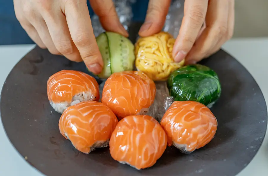 A bite of a small cute  round sushi ball, plump and delicious! step 0