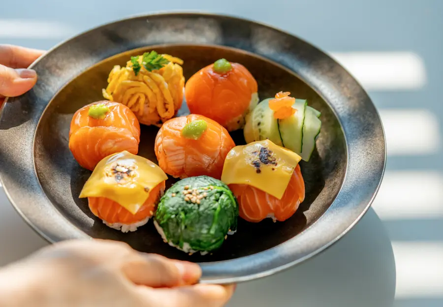 A bite of a small cute  round sushi ball, plump and delicious! step 0