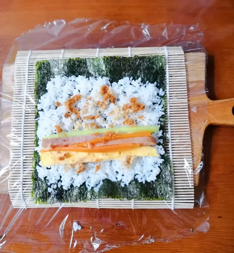 Nori sushi roll (avocado pulp floss roll) step 0