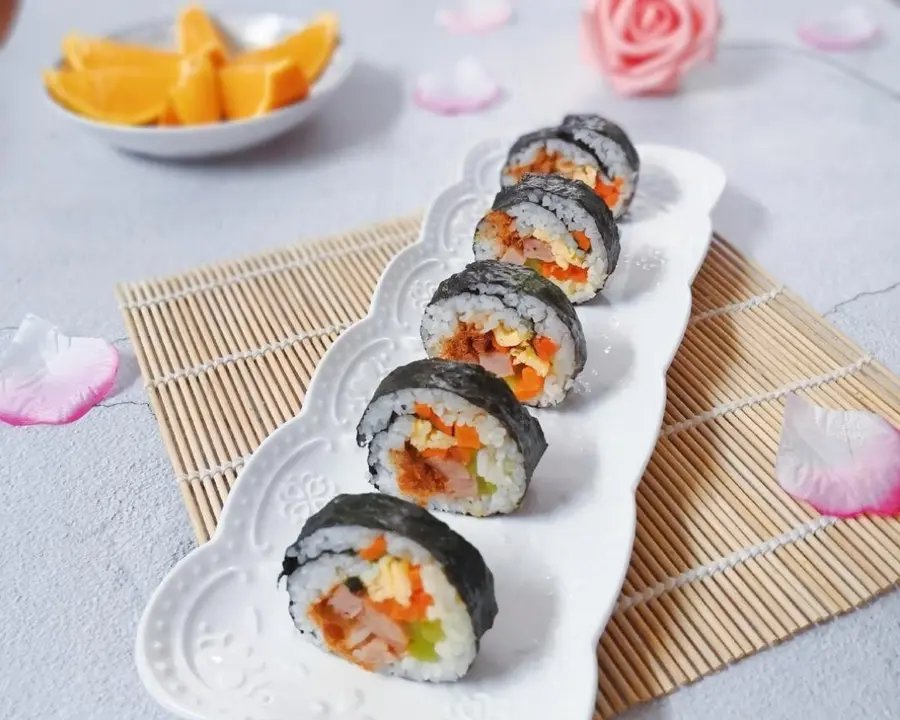 Nori sushi roll (avocado pulp floss roll)