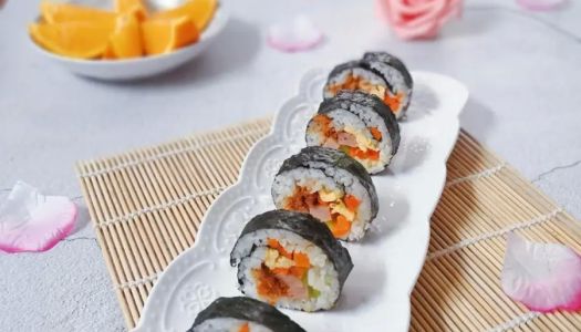 Nori sushi roll (avocado pulp floss roll)