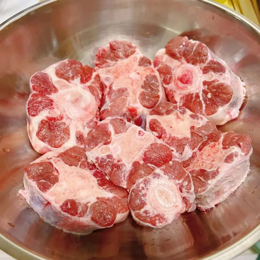 Shatang (a traditional specialty snack in Henan breakfast shop) oxtail bone + chicken rack = hanging soup step 0