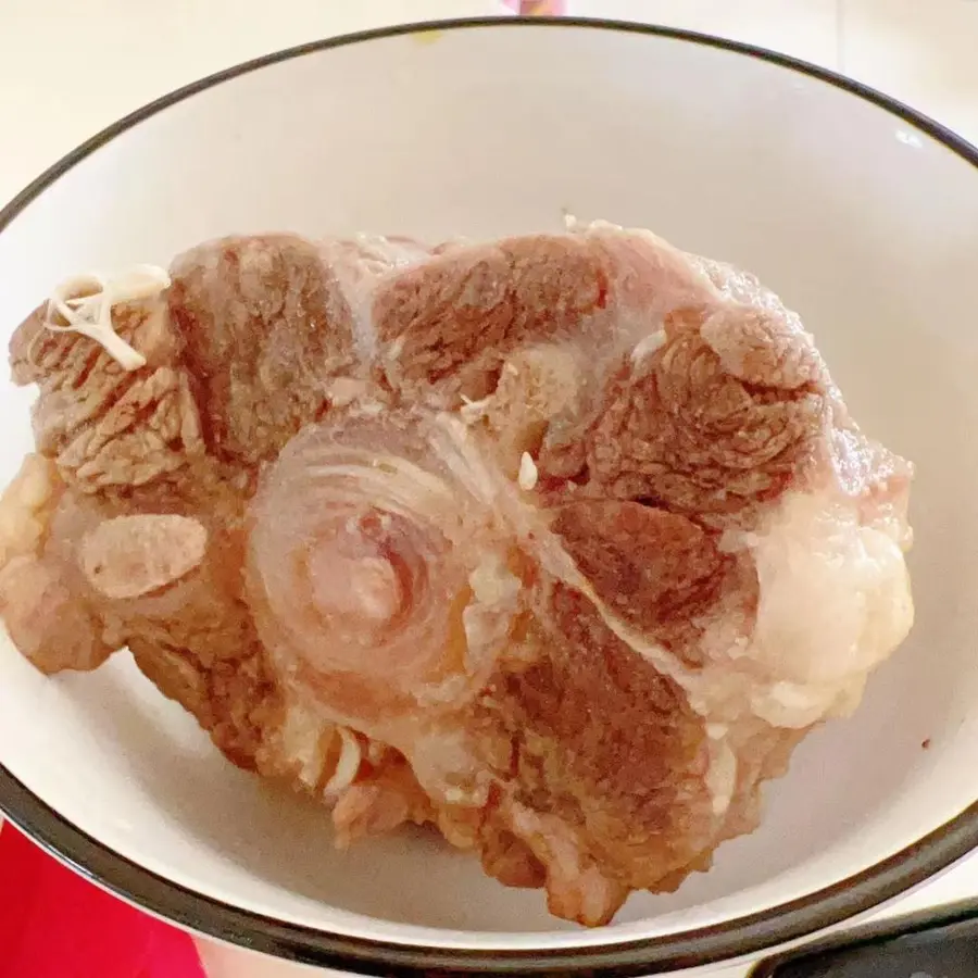 Shatang (a traditional specialty snack in Henan breakfast shop) oxtail bone + chicken rack = hanging soup step 0