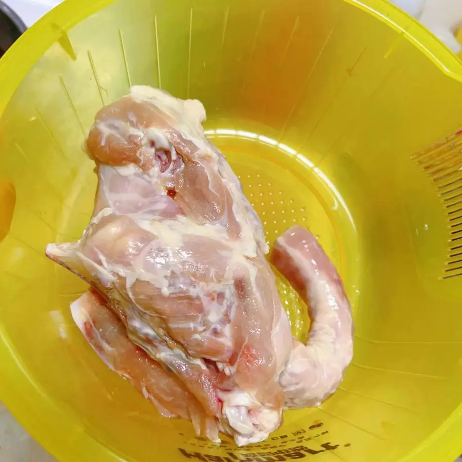 Shatang (a traditional specialty snack in Henan breakfast shop) oxtail bone + chicken rack = hanging soup step 0