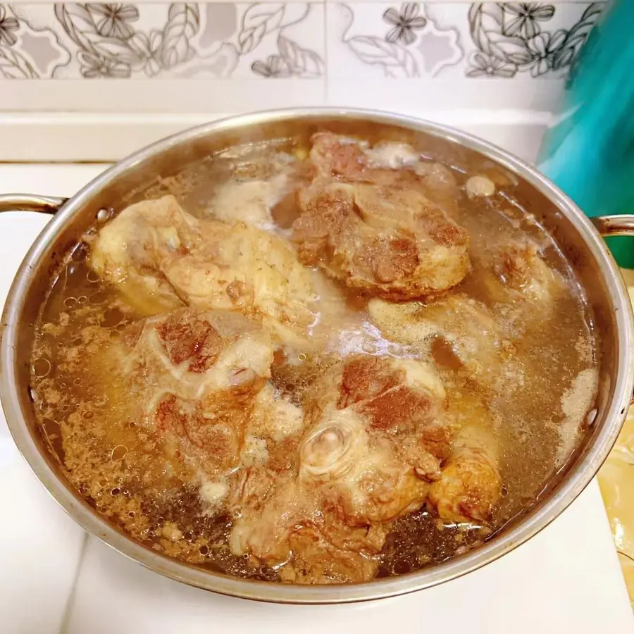 Shatang (a traditional specialty snack in Henan breakfast shop) oxtail bone + chicken rack = hanging soup step 0