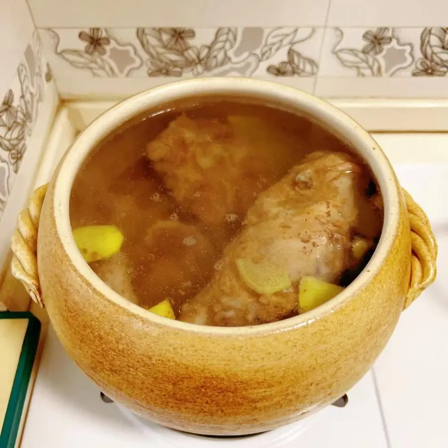 Shatang (a traditional specialty snack in Henan breakfast shop) oxtail bone + chicken rack = hanging soup step 0