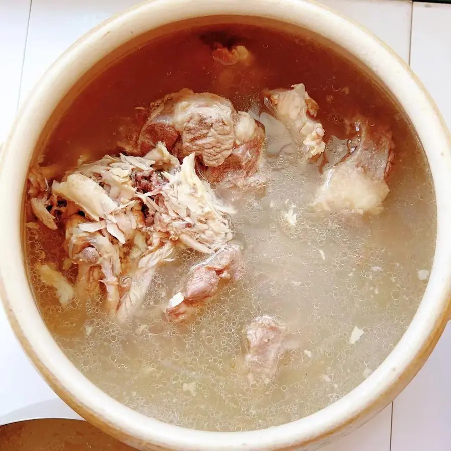 Shatang (a traditional specialty snack in Henan breakfast shop) oxtail bone + chicken rack = hanging soup step 0