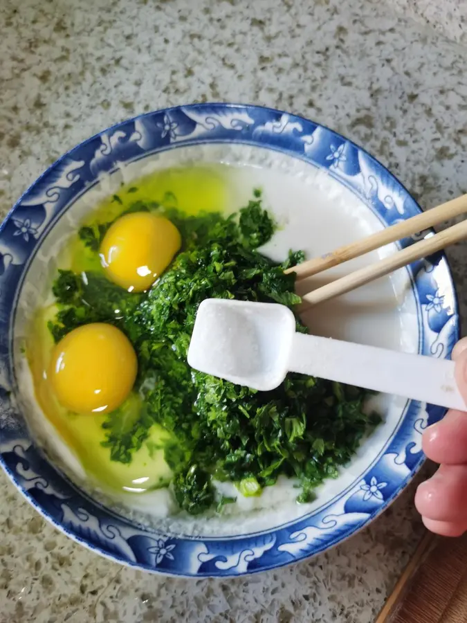 Celery leaves are not wasted, and quick breakfast cakes are made step 0