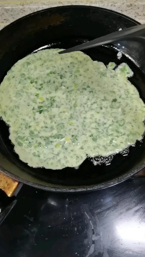 Celery leaves are not wasted, and quick breakfast cakes are made step 0