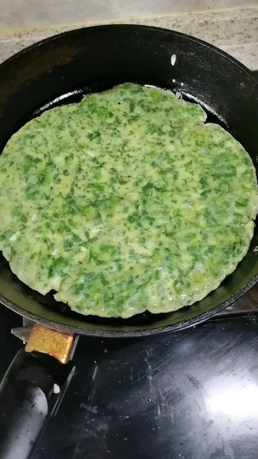 Celery leaves are not wasted, and quick breakfast cakes are made step 0