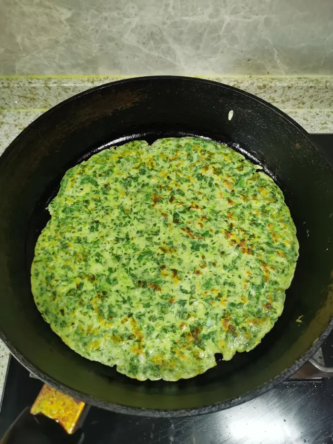 Celery leaves are not wasted, and quick breakfast cakes are made step 0