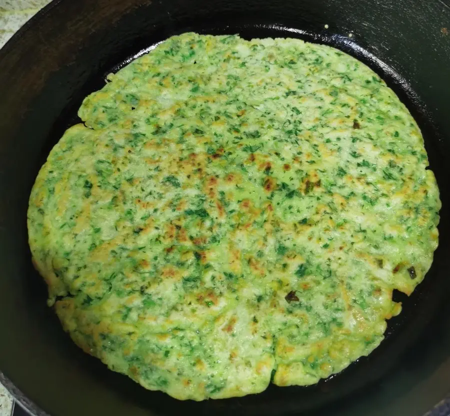 Celery leaves are not wasted, and quick breakfast cakes are made step 0