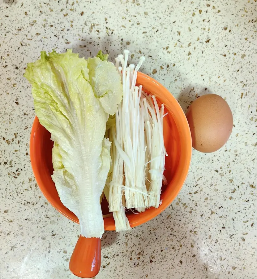 Today's low-fat and low-calorie breakfast: sweet potato and apple egg cake, enoki mushroom lettuce egg soup step 0