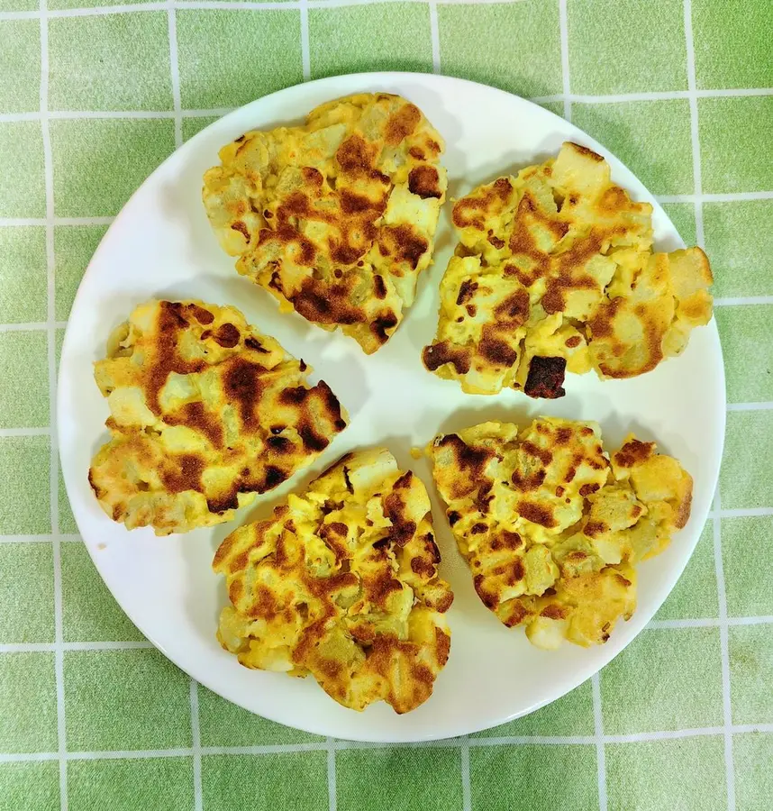 Today's low-fat and low-calorie breakfast: sweet potato and apple egg cake, enoki mushroom lettuce egg soup step 0