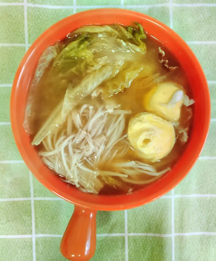 Today's low-fat and low-calorie breakfast: sweet potato and apple egg cake, enoki mushroom lettuce egg soup step 0