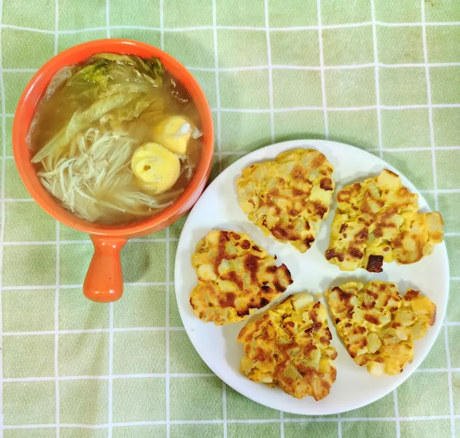 Today's low-fat and low-calorie breakfast: sweet potato and apple egg cake, enoki mushroom lettuce egg soup