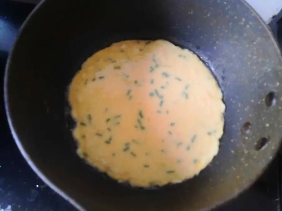 Chive omelet > 10-minute quick breakfast step 0