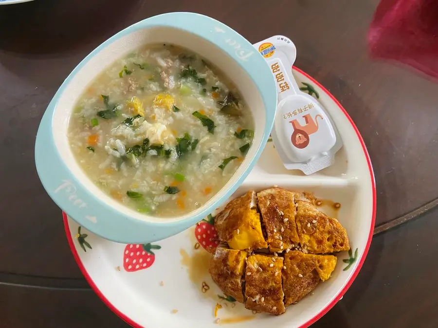 Children (kindergarten/elementary school students) have a quick breakfast step 0