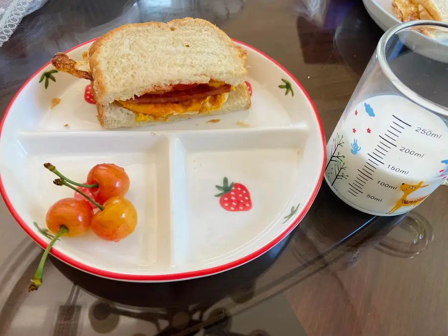 Children (kindergarten/elementary school students) have a quick breakfast step 0