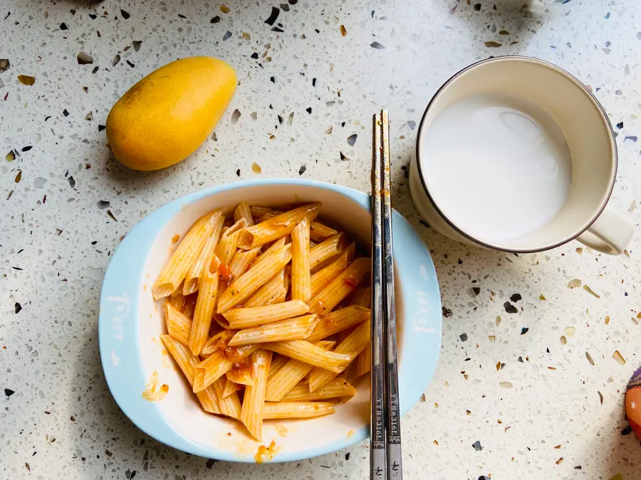 Children (kindergarten/elementary school students) have a quick breakfast step 0