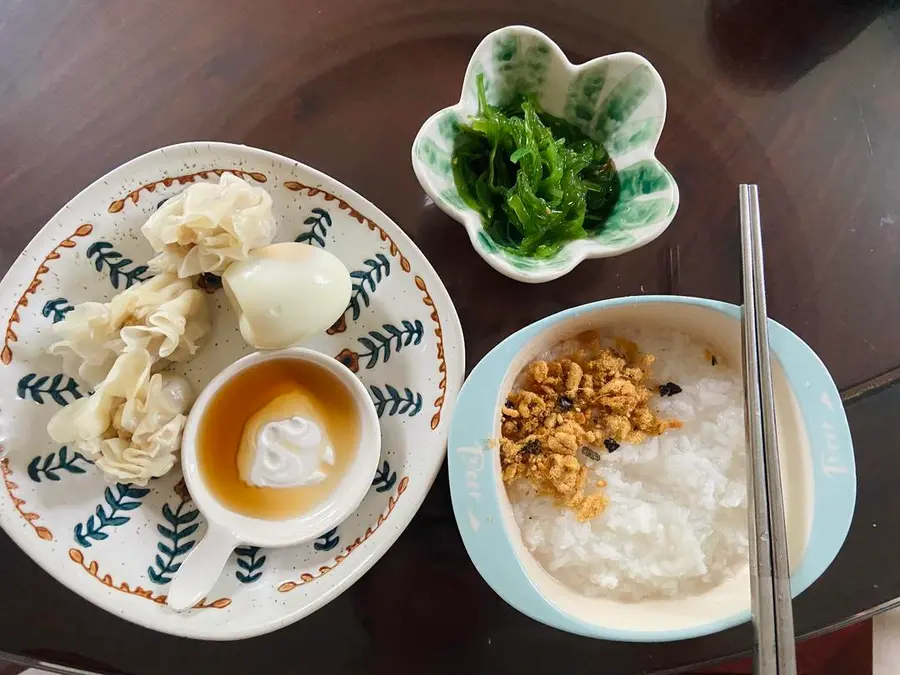 Children (kindergarten/elementary school students) have a quick breakfast step 0