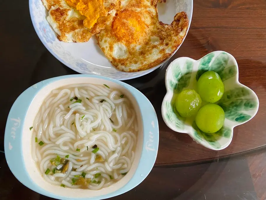 Children (kindergarten/elementary school students) have a quick breakfast step 0