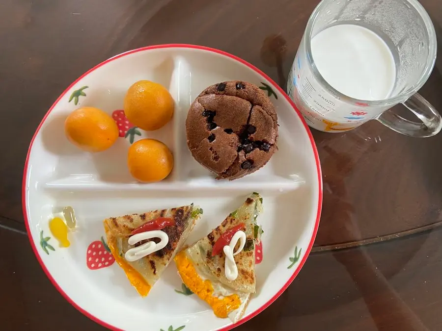 Children (kindergarten/elementary school students) have a quick breakfast step 0