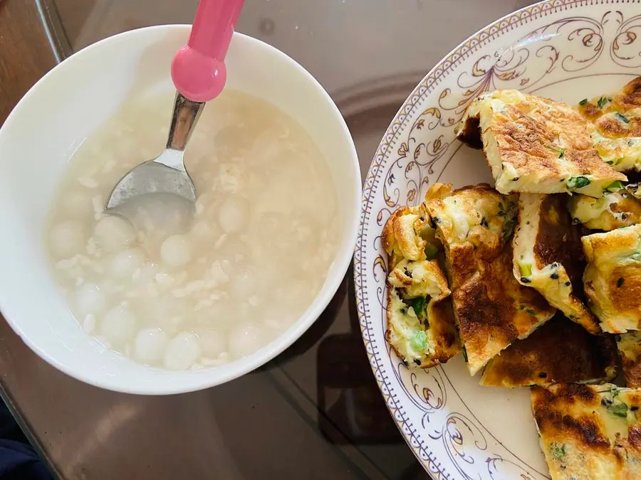 Children (kindergarten/elementary school students) have a quick breakfast step 0