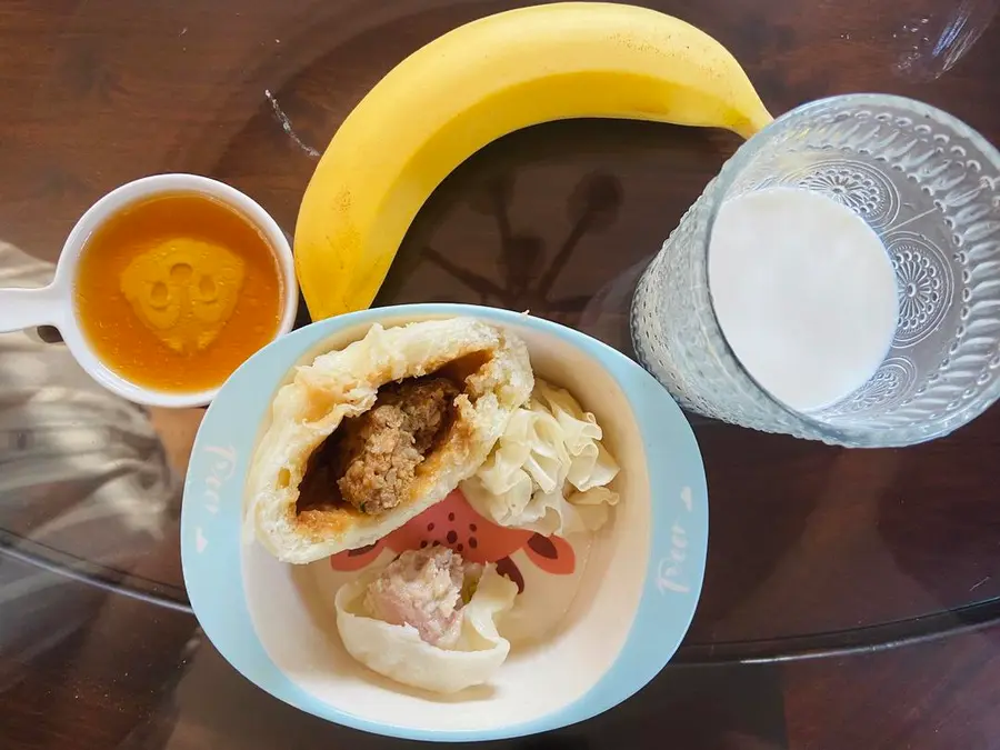 Children (kindergarten/elementary school students) have a quick breakfast step 0