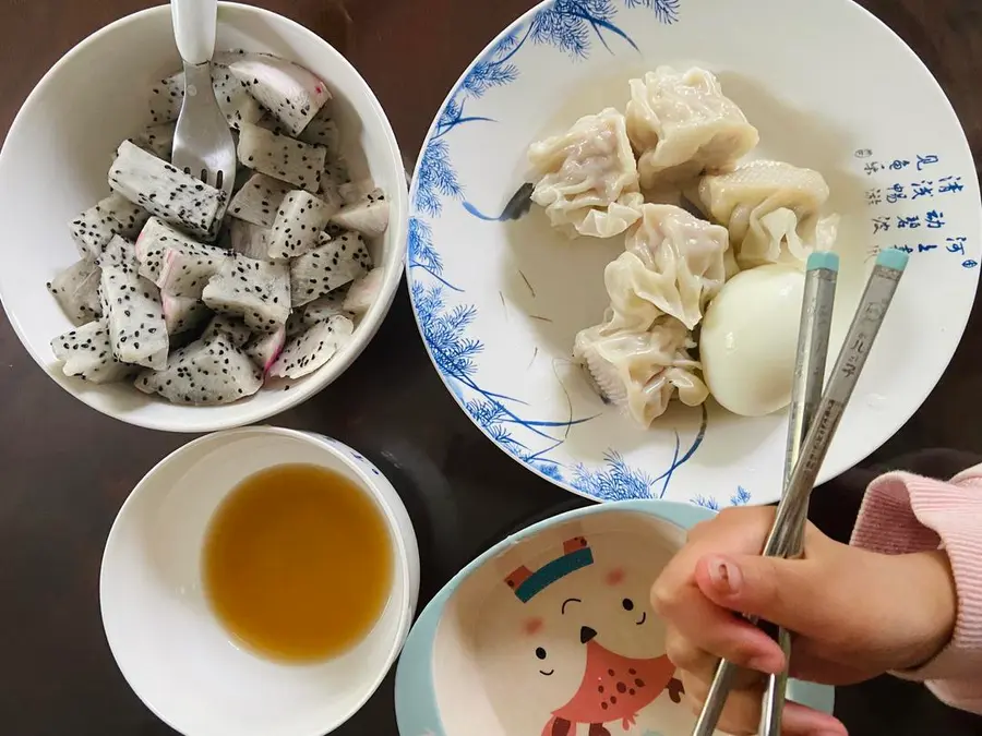 Children (kindergarten/elementary school students) have a quick breakfast step 0