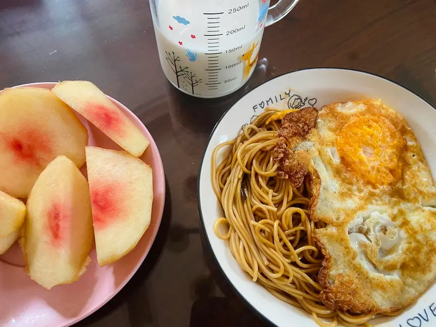 Children (kindergarten/elementary school students) have a quick breakfast step 0