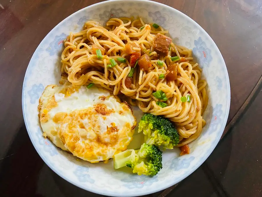 Children (kindergarten/elementary school students) have a quick breakfast