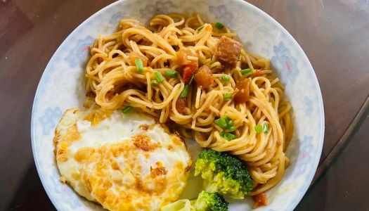 Children (kindergarten/elementary school students) have a quick breakfast