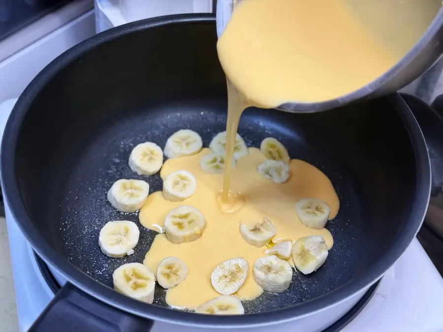 The pan caramel banana cake is sweet and soft and glutinous step 0