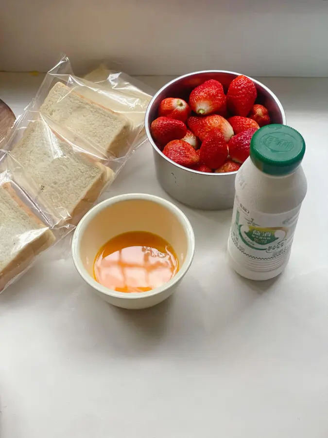 Quick breakfast  for office workers: banana roasted toast > strawberry roasted toast step 0