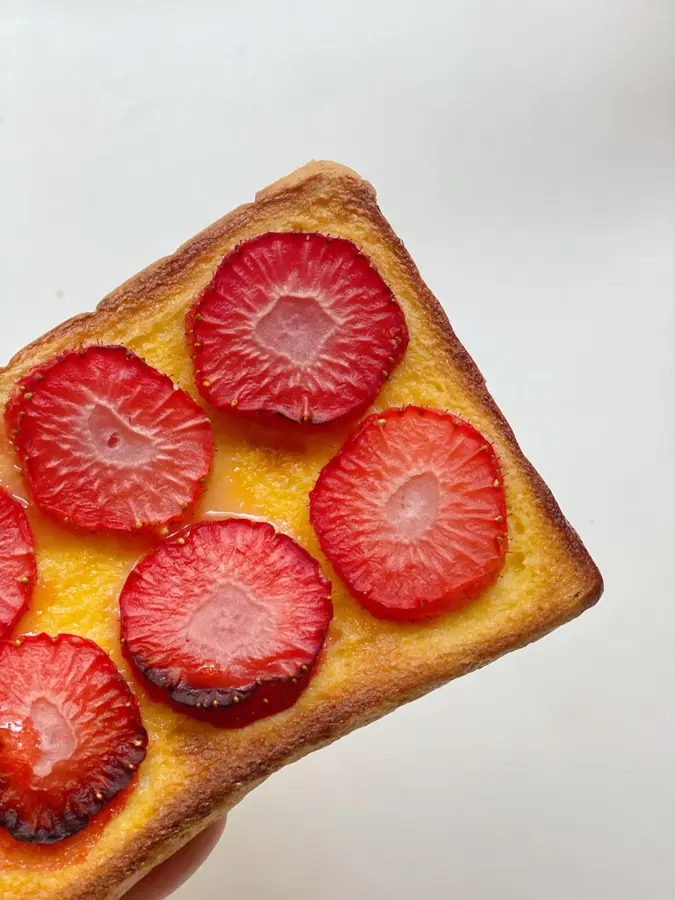 Quick breakfast  for office workers: banana roasted toast > strawberry roasted toast step 0