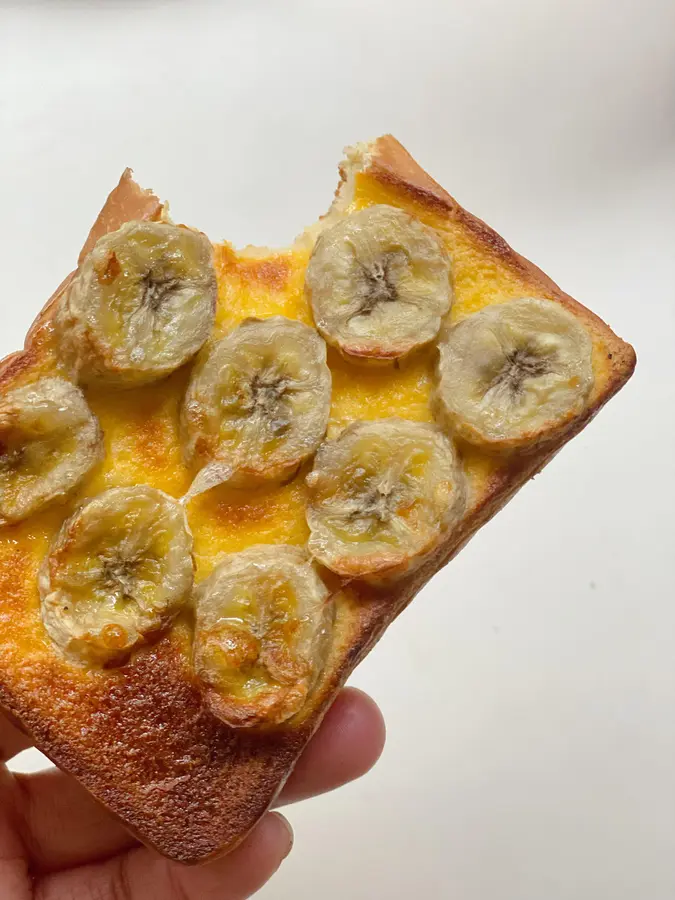 Quick breakfast  for office workers: banana roasted toast > strawberry roasted toast step 0