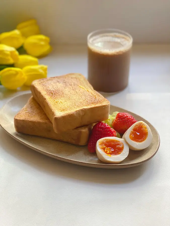 Quick breakfast  for office workers: banana roasted toast > strawberry roasted toast step 0