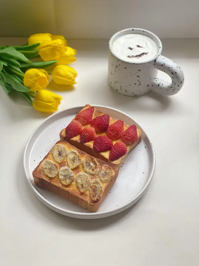 Quick breakfast  for office workers: banana roasted toast > strawberry roasted toast step 0