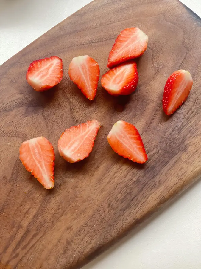 Quick breakfast  for office workers: banana roasted toast > strawberry roasted toast step 0