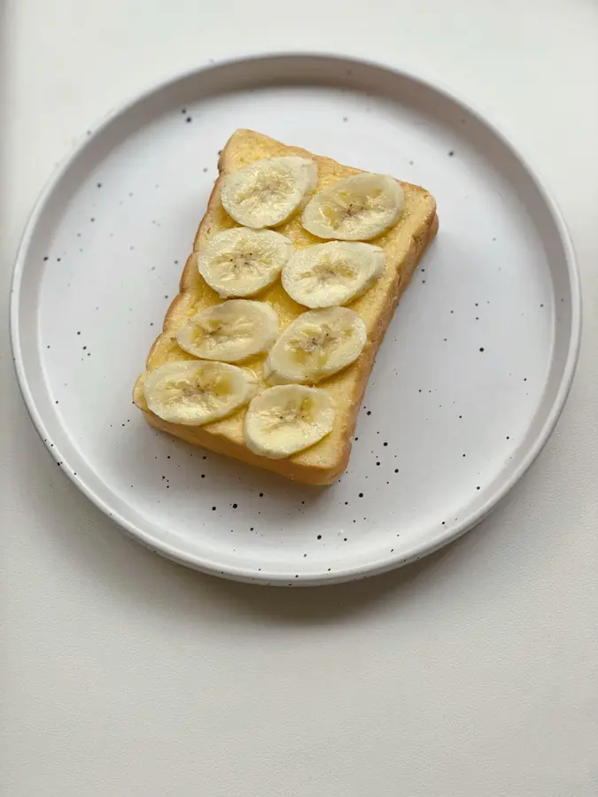 Quick breakfast  for office workers: banana roasted toast > strawberry roasted toast step 0