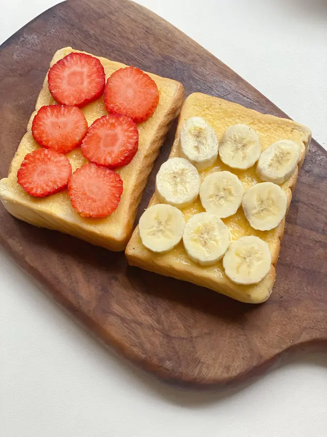 Quick breakfast  for office workers: banana roasted toast > strawberry roasted toast step 0