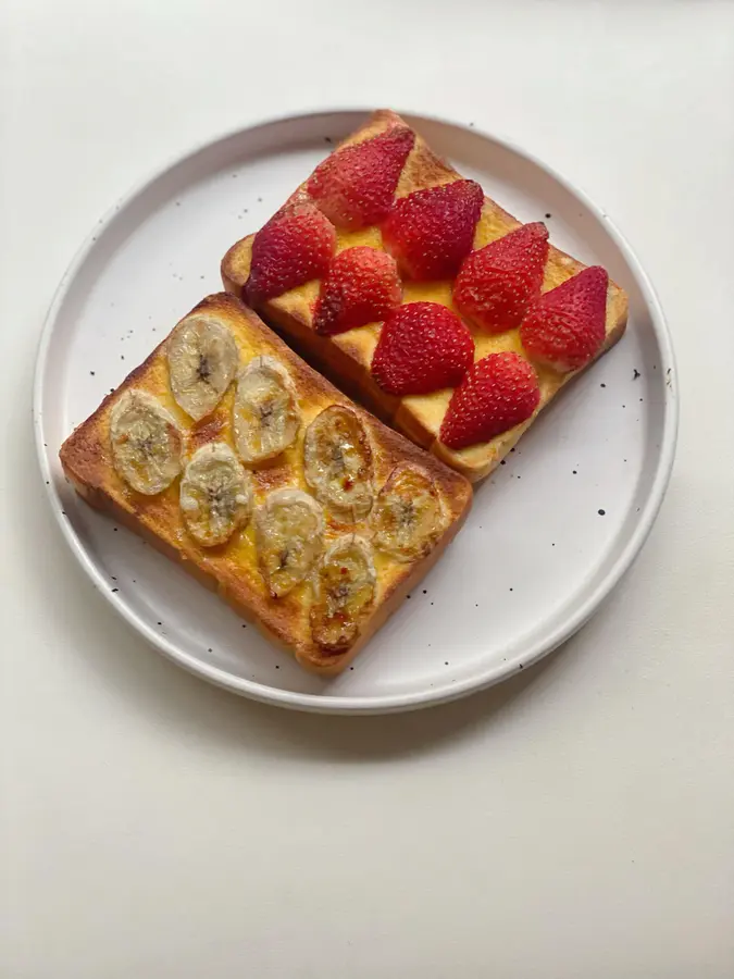 Quick breakfast  for office workers: banana roasted toast > strawberry roasted toast step 0