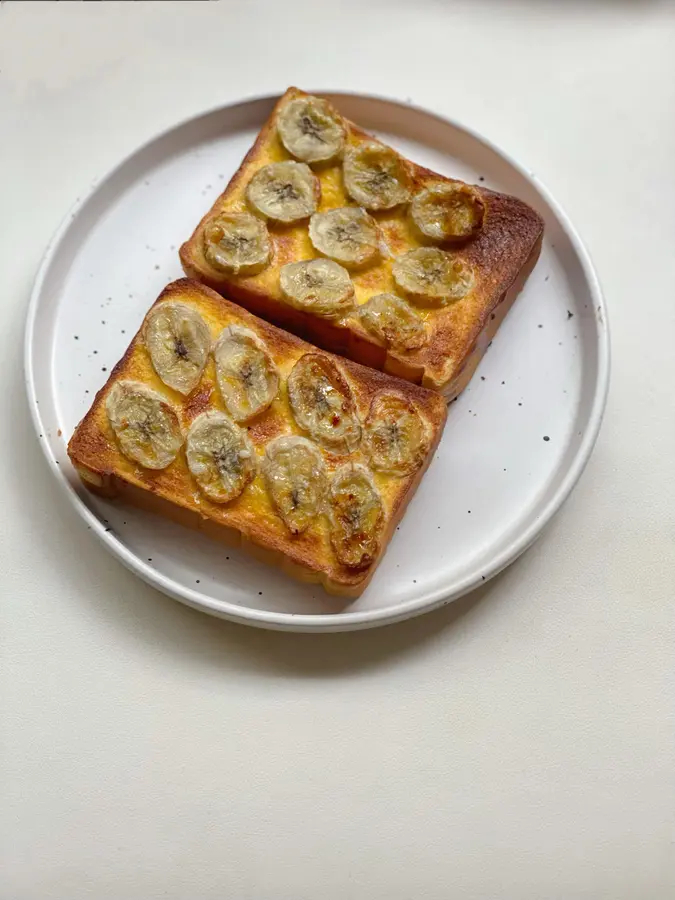 Quick breakfast  for office workers: banana roasted toast > strawberry roasted toast step 0