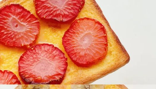 Quick breakfast  for office workers: banana roasted toast > strawberry roasted toast